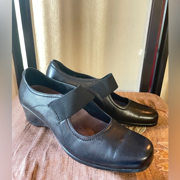 Clarks Leather Everyday Black Slip On Sandals with elastic. 2” heel. Size 9. - Picture 7 of 10